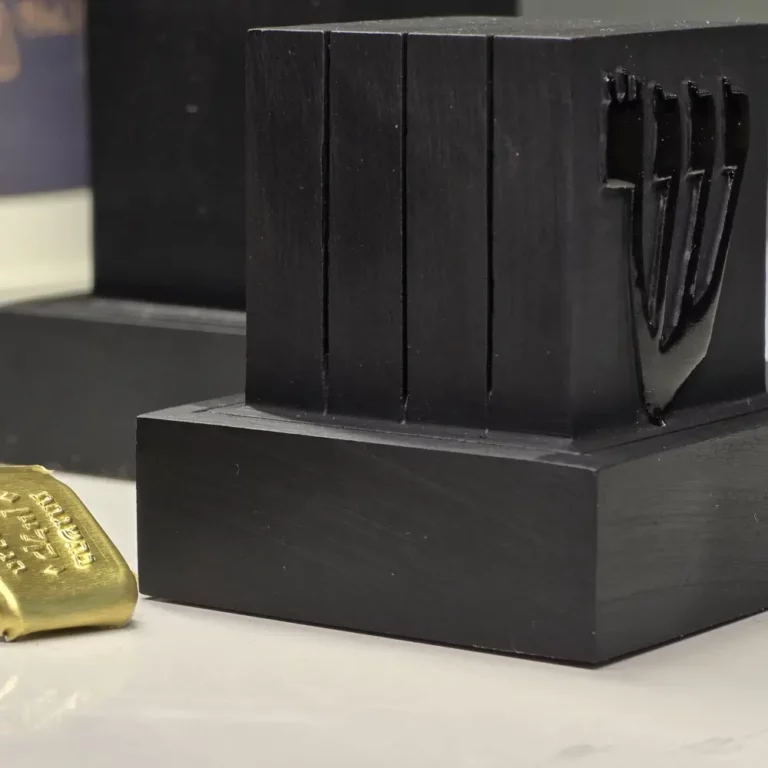 תפילין חרוצות ספרדי לצד פלומפת השגחת קליין