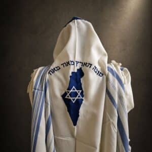 טלית עם ריקמת ארץ ישראל בגב